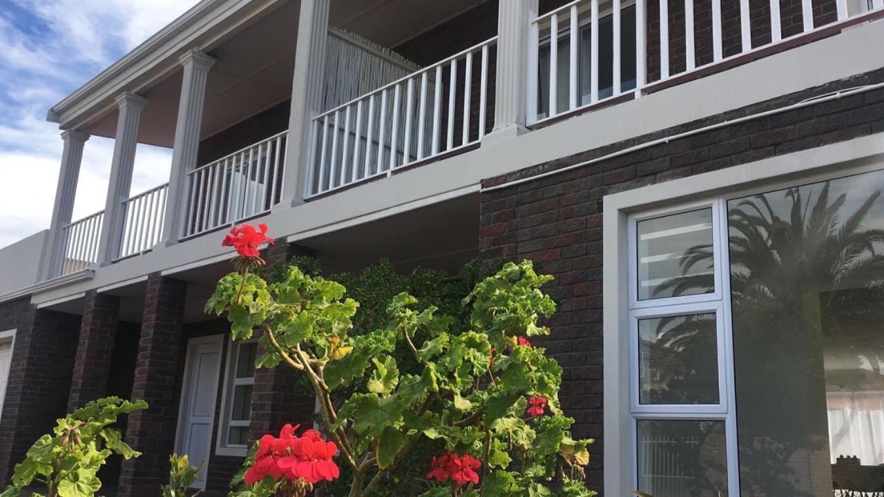 Sunset Beach Living Guesthouse Cape Town Ngoại thất bức ảnh